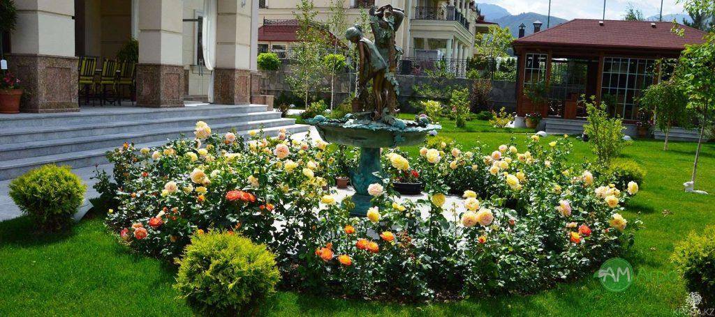Цветники и фонтаны у загородного дома